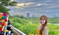 Sinh viên Làng Đại học Thủ Đức &apos;đu trend&apos; chụp ảnh xe hoa mùa Thu Hà Nội