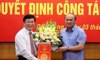 Chủ tịch UBND t ỉnh Bắc Giang Nguyễn Văn Linh trao quyết định và chúc mừng đồng chí Lê Tuấn Phú