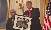 Nick Út bị tấn công, máy ảnh bị đập nát sau khi được ông Trump trao huân chương