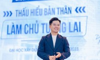 Anh Lang Công Đạt - Cựu sinh viên Trường ĐH Xây dựng Hà Nội - về trường truyền cảm hứng và kỹ năng cho tân sinh viên