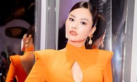 &apos;Siêu mẫu 4 con&apos; Vũ Thu Phương diện đầm cắt xẻ táo bạo bất chấp tuổi tác bên &apos;nàng Hậu&apos; quốc tế này
