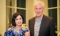 ‘Nữ ca sĩ Việt giàu nhất thế giới’ hội ngộ nam tài tử Hollywood khiến dân tình được phen &apos;chấn động&apos;
