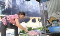 Rau quả được bày bán ngay bên cạnh hiện trường vụ cháy sáng 29/8. Ảnh: Trường Phong