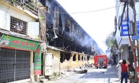 Nhà xưởng Cty Rạng Đông bị cháy nằm sát khu dân cư. Ảnh: Trường Phong
