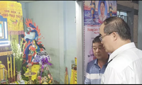 Bí thư Thành ủy Nguyễn Thiện Nhân chia buồn cùng gia đình nạn nhân (ảnh: TTBC)