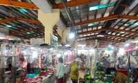 Nhiều chợ mở lại, các loại thực phẩm giảm giá thấy rõ