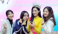 Hoa hậu Đỗ Thị Hà trở lại trường đại học với tà áo dài duyên dáng