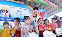 Hoa hậu Lương Thùy Linh chia sẻ cùng thầy cô và học sinh vùng khó Hòa Bình
