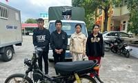 Hai cặp vợ chồng rủ nhau đi trộm xe máy lúc nửa đêm