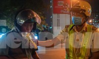 Người đàn ông xưng &apos;cán bộ ngành giao thông&apos; cù nhầy khi bị CSGT đo độ cồn