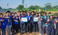 Du học sinh Malaysia cùng đoàn viên thanh niên TPHCM trồng cây, nạo vét kênh rạch 