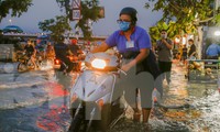 Mưa lớn, triều cường gây ngập và kẹt xe nhiều tuyến đường TPHCM