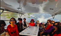 Du lịch sông Sài Gòn hút khách dịp cận Tết 