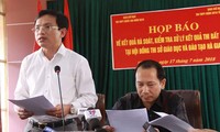 Ông Mai Văn Trinh, Cục trưởng Cục Quản lý Chất lượng (Bộ GD-ĐT- bên trái ảnh) và lãnh đạo UBND tỉnh Hà Giang tại cuộc họp báo làm rõ sai phạm trong thi cử tại Hà Giang. 