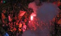 Kẻ đốt pháo sáng giữa đám đông CĐV Nam Định trên khán đài sân Hàng Đẫy tối 11/9. (Ảnh: H.N)