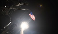 Tàu chiến Mỹ phóng tên lửa tấn công sân bay Syria hồi tháng 4/2017. Ảnh: Reuters.
