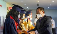 130 sinh viên nhận học bổng &apos;Nâng bước thủ khoa&apos;