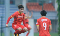 Ở lại CLB Hà Nội, chơi bóng tại V-League là lựa chọn an toàn của Quang Hải. Ảnh: Anh Đoàn 