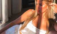 Kara Del Toro mặc đồ ngủ thả dáng đầy khiêu khích
