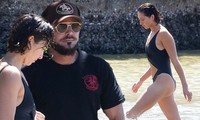 Zac Efron đưa bạn gái nóng bỏng đi biển