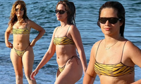 Camila Cabello khoe dáng đẫy đà với bikini ở biển