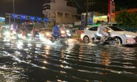 Mưa như trút nước, nhiều tuyến phố Đà Nẵng &apos;biến&apos; thành sông