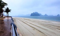 Vụ đổ đất lấn vịnh Bái Tử Long: Doanh nghiệp san gạt bãi bồi thành bãi tắm?
