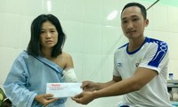 Phóng viên báo Tiền Phong trao 20 triệu đồng của một bạn đọc ở Kon Tum gửi tặng cô giáo Tiền