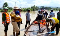 Cầu ở xã Ia Sao, thị xã Ayun Pa bị ngập nước, lực lượng chức năng hỗ trợ đưa người dân đi lại.
