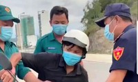 Anh Trần Văn Em (người đội mũ bảo hiểm trắng) bị cán bộ phường Vĩnh Hoà giữ xe khi đi mua bánh mì. Ảnh chụp lại clip