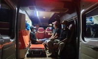 4 ngư dân Phú Yên đi bộ được đưa lên xe về nhà. Ảnh CTV.