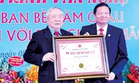 Nguyên Bộ trưởng Bộ thông tin và Truyền thông Lê Doãn Hợp đại diện Tổ chức Kỷ lục Việt Nam trao Bằng chứng nhận xác lập kỷ lục cho tác giả Vũ Mão.