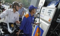 Người dân mua xăng tại cây xăng số 1 Trần Quang Khải-Hà Nội. Ảnh: Như Ý.