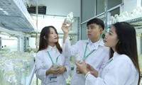 Sinh viên trường ĐH Nông nghiệp nghiên cứu gen giống cây trồng tại phòng thí nghiệm