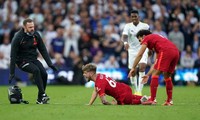 Đồng đội khóc vì chấn thương của sao trẻ Liverpool