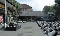 Hàng trăm cảnh sát Indonesia quỳ rạp để xin lỗi các nạn nhân vụ giẫm đạp