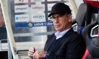 Bị sa thải vì hành động thô bỉ với fan, HLV của Ligue 1 tuyên bố ‘không hối hận’