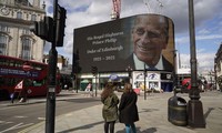 Thông cáo về sự ra đi của Hoàng tế Philip tại giao lộ Piccadilly ở thủ đô London. Ảnh: AFP.