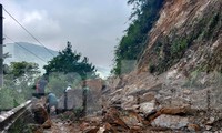 Mưa lớn ở Yên Bái khiến giao thông tê liệt, tạm dừng chạy tàu Hà Nội-Lào Cai