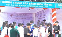 Bạn trẻ tham dự ngày hội việc làm tại Yên Bái