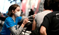 Người dân Canada tiêm vắc xin mũi tăng cường. Ảnh: The Canadian Press