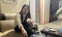 Cô giáo Phan Thị H giữ những đồ vật học sinh ném vào mình. Ảnh: CTV
