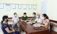 Cơ quan chức năng làm việc với bà Nguyễn Thị T, ở Ninh Bình (áo sẫm, bên trái)
