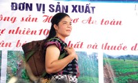 Koor Thị Nghệ, cô gái Cơ Tu mạnh dạn tìm đường đưa nông sản vùng cao xuống phố để cả làng cùng khởi nghiệp. Ảnh: Thanh Trần 