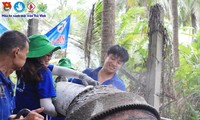 Nguyễn Hải Nhân (bên phải) tham gia xây dựng đường nông thôn tại xã Hoà Ân, huyện Cầu Kè (tỉnh Trà Vinh) trong chiến dịch Mùa hè xanh năm 2019. ẢNH: NVCC