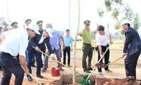 Lãnh đạo UBND huyện Đắk Mil tham gia trồng cây sau lễ phát động