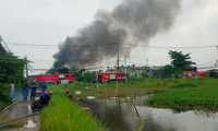 Xưởng nhựa vùng ven TPHCM bất ngờ bốc cháy dữ dội 