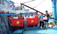 Cảnh sát biển trao tặng cờ Tổ quốc, đồng hành cùng ngư dân huyện đảo Phú Quý 