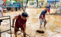 Trường học Đà Nẵng ngập trong bùn lầy, phải dùng máy múc để dọn dẹp 