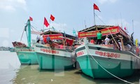 1.500 du khách ra biển Nghinh Ông